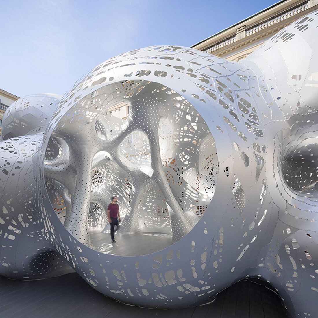 Марк Форнс: архитектура как паззл в инсталляции Louis Vuitton-3