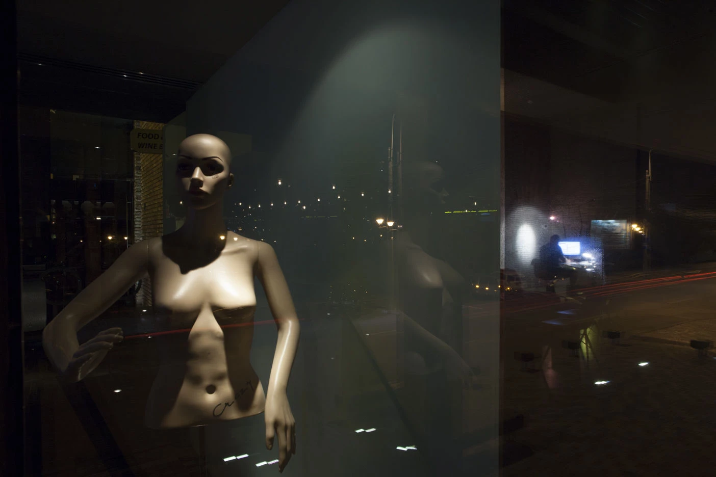 双面共生的罗马尼亚餐厅与俱乐部设计-16