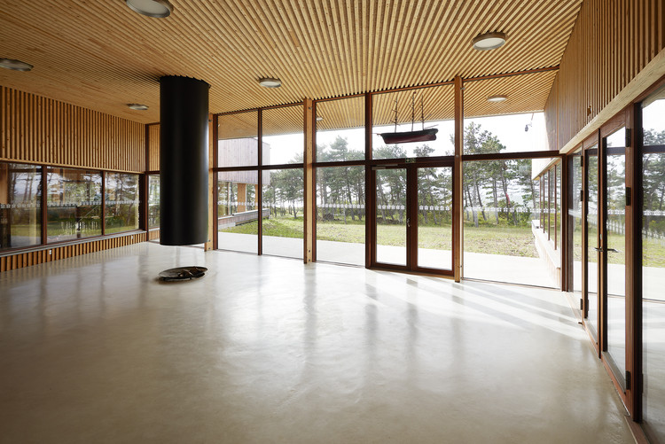 丹麦 Jomsborg 男女童子军设施,融入自然景观的木质建筑-11