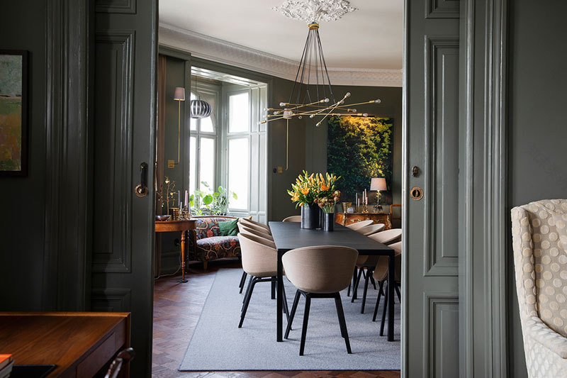 瑞典马尔默中心古典奢华风格的暗色调公寓设计-5