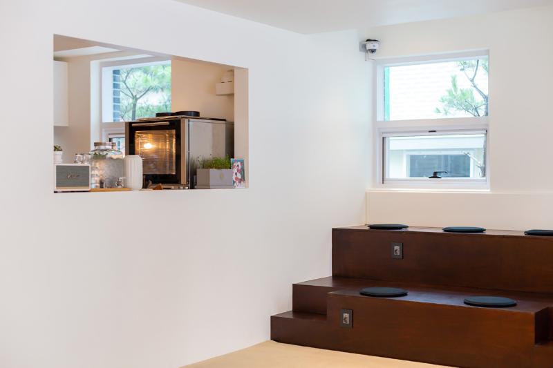 25 坪温暖氛围的白色与木质调咖啡馆设计-9