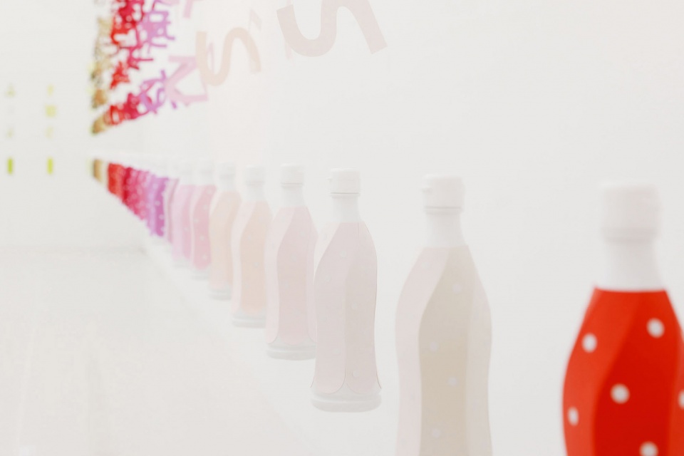 彩纸映衬下的“语言的世界”可尔必思 100 周年装置艺术展-40