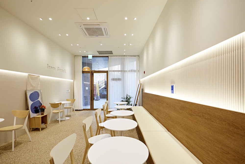 简约白色与木色调的 14 平米小空间设计-8