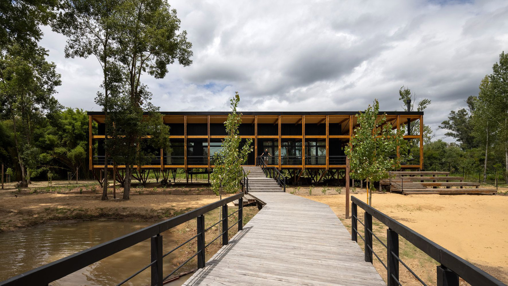 阿根廷首个 Passivhaus 住宅 | 漂浮在水上的绿色建筑-0