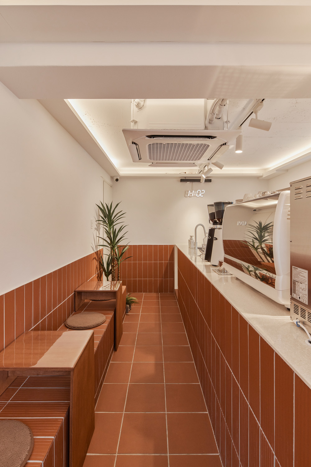 白色与木质，打造极简咖啡厅之美-10