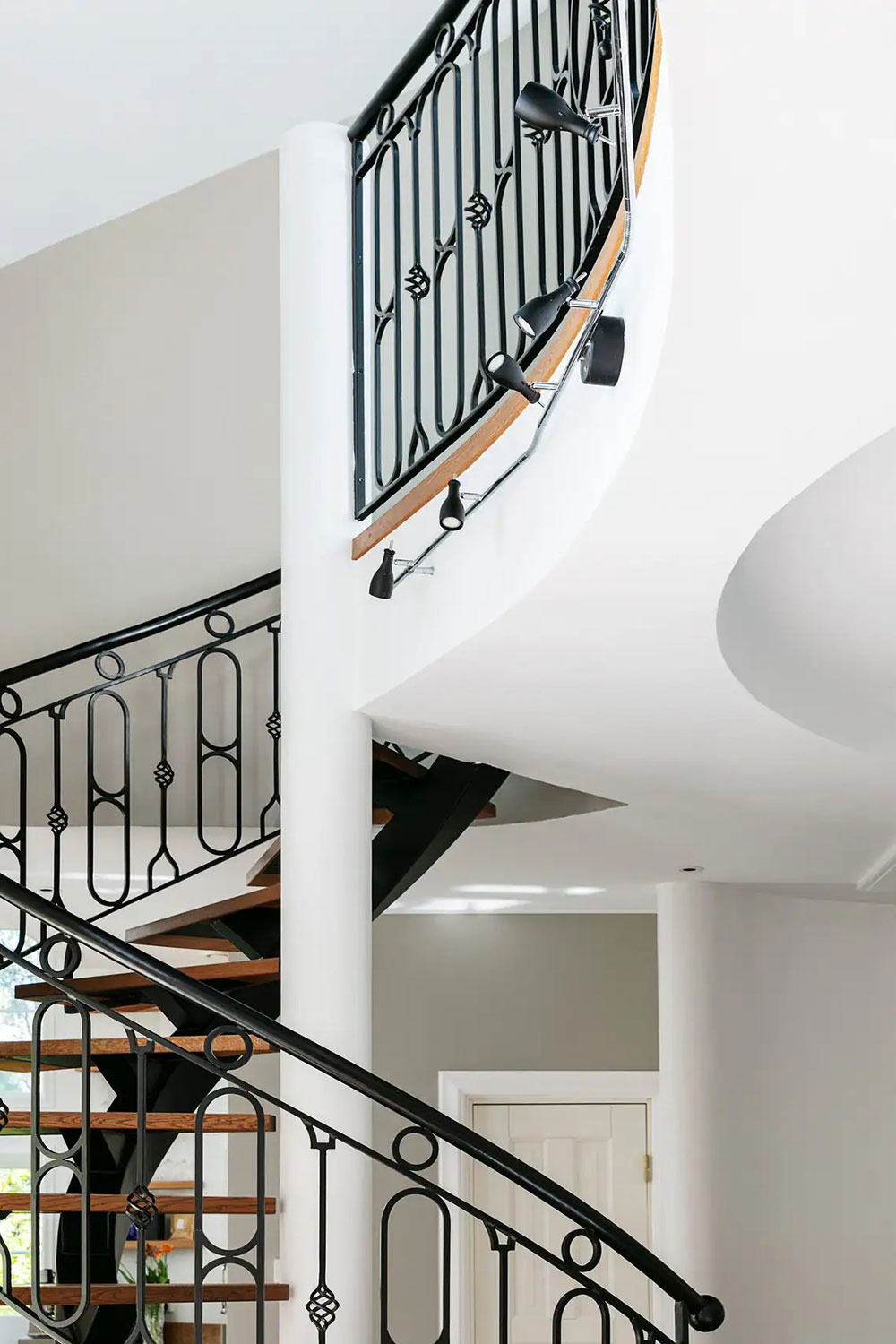 瑞典森林中的圆滑线条小木屋-12