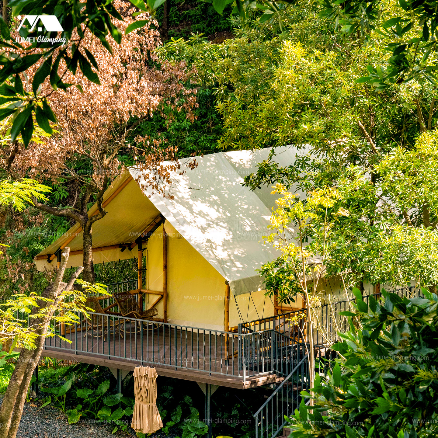 带平台Safari帐篷及Aframe Safari帐篷的露营地-5