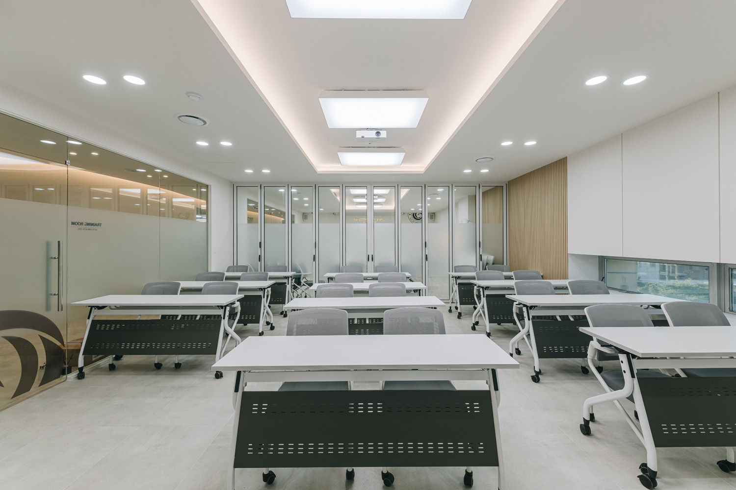 150 平现代高级通讯公司办公室设计-27