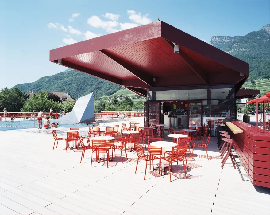 意大利 Caldera 湖畔游泳馆 · 休闲与感官的全新体验-10