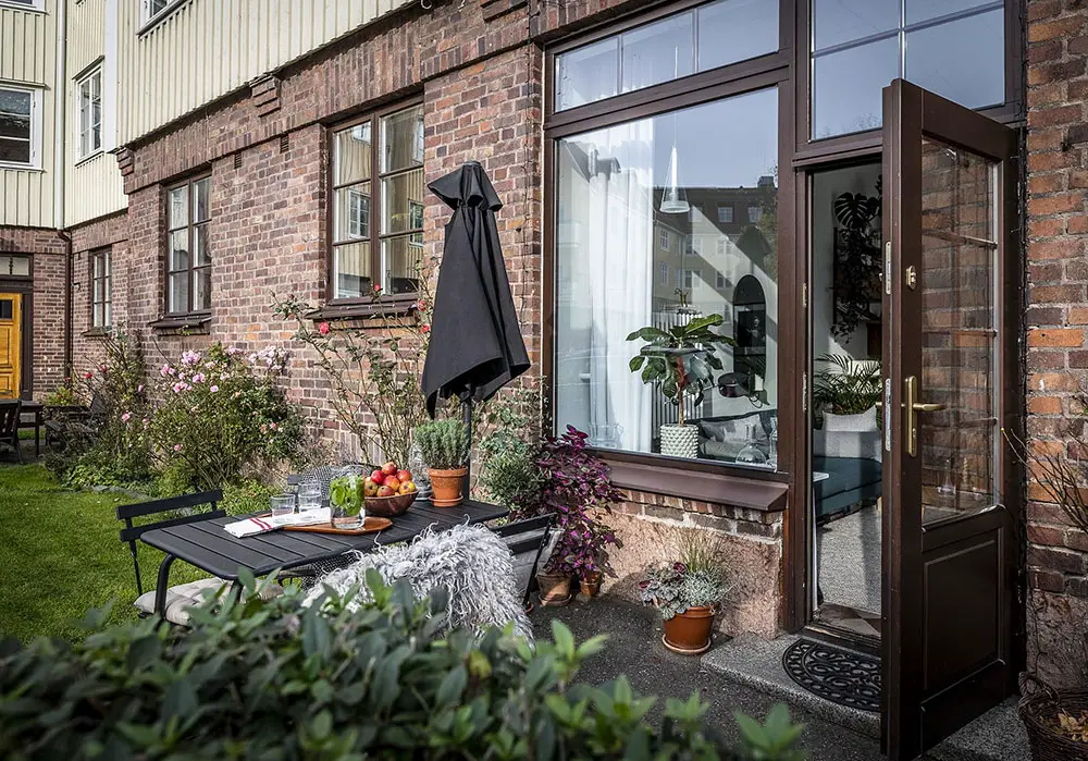 瑞典城市绿洲 | 红白格子地板的温馨公寓-24