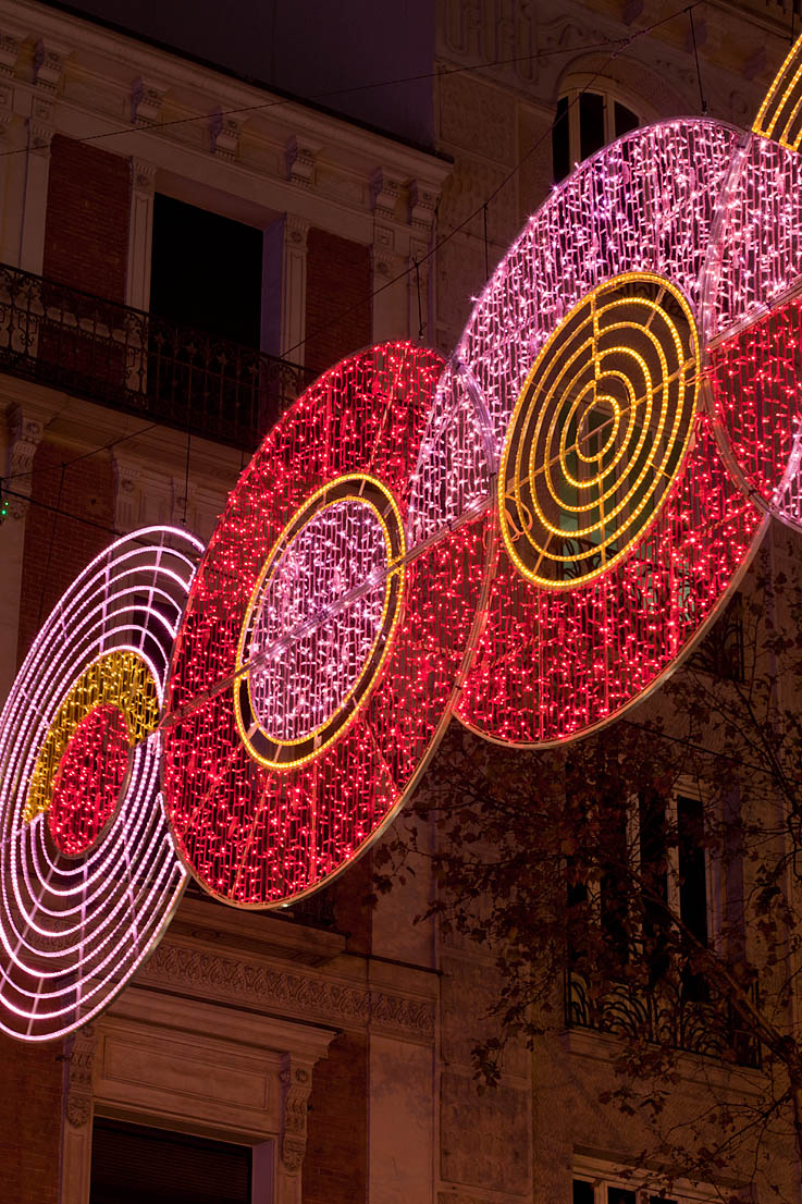 色彩几何的环保圣诞· Teresa Sapey 照亮马德里奢华街区-15