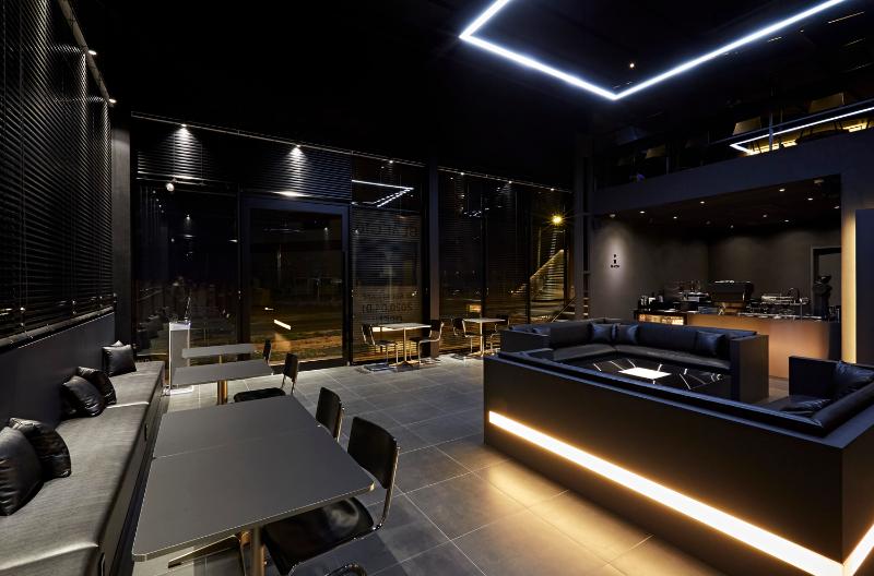 点亮 45 平咖啡店的黑色空间-12