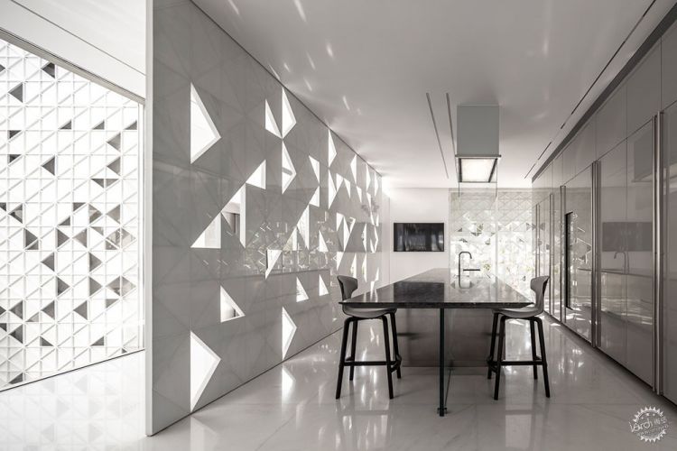 重複與韻律之美：三角形鏤空白色鋁板的應用。 - WEHOUSE-7
