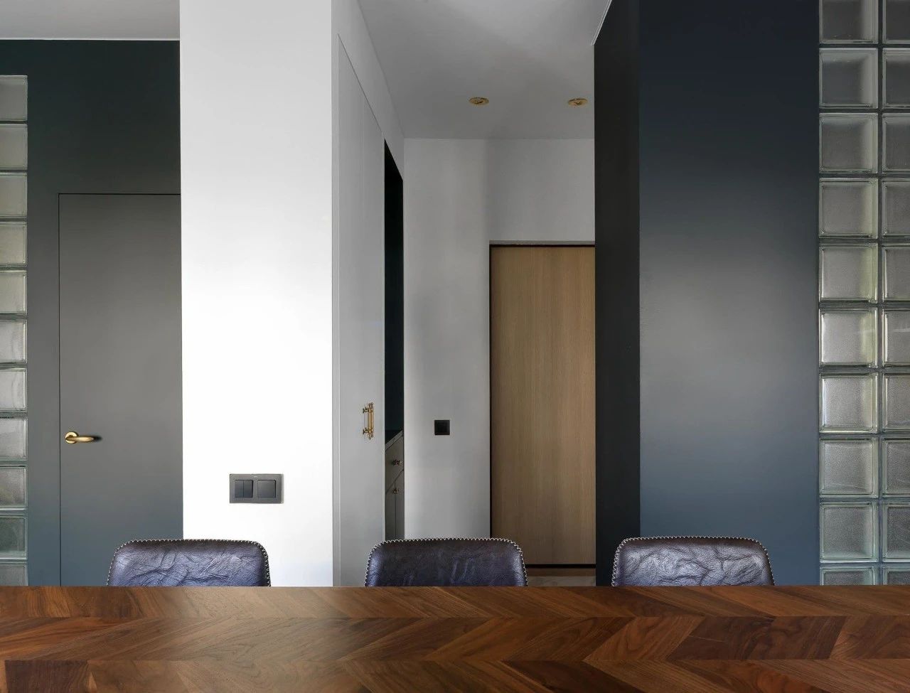 祖母绿,黄铜打造的传统雅致小宅空间-19