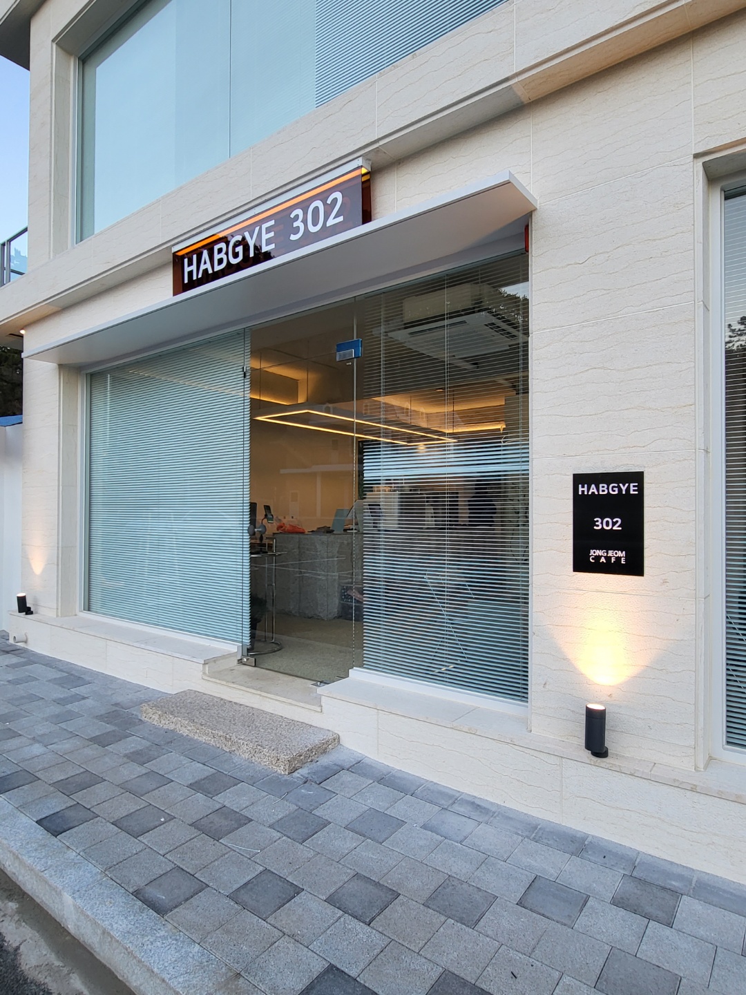 40 坪高级感十足的韩国窗源咖啡厅设计-26