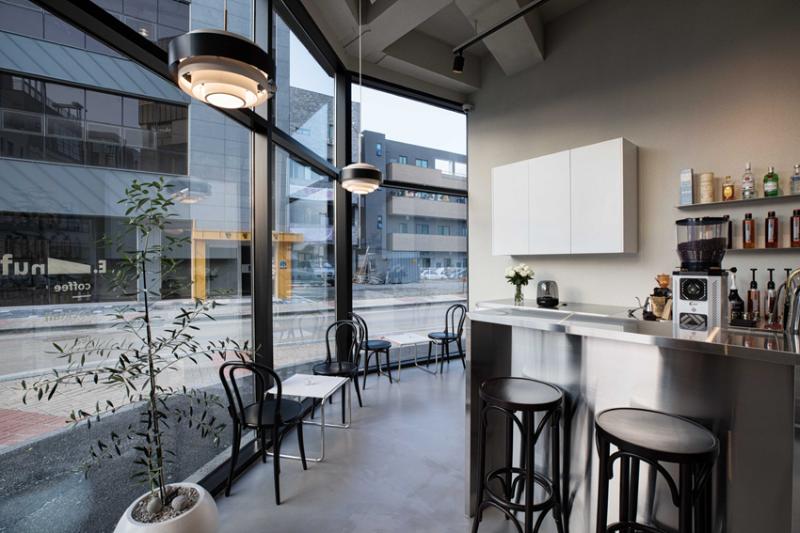 13 坪现代感性咖啡馆，打造独特室内空间-4