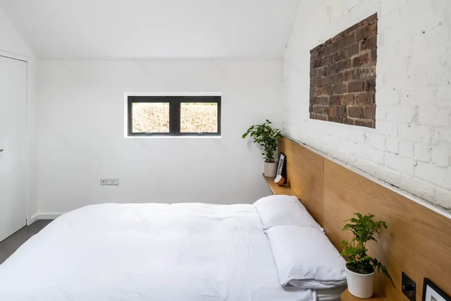 英乡村改造典范 | 旧铁炉变现代美居-17