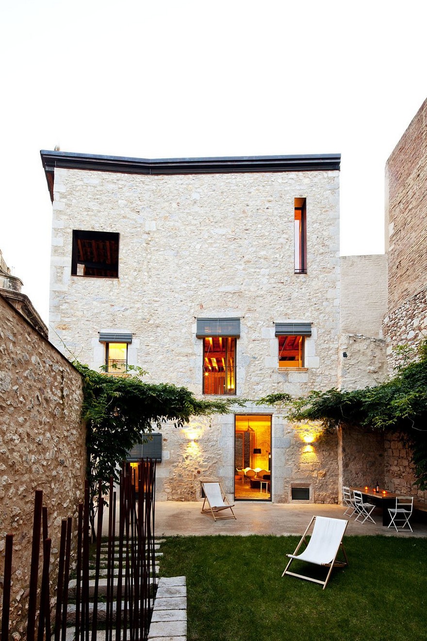 Medieval House Gets a Contemporary Renovation in Catalonia-27