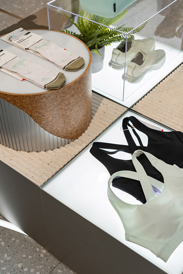 Saucony 新门店开业设计-54