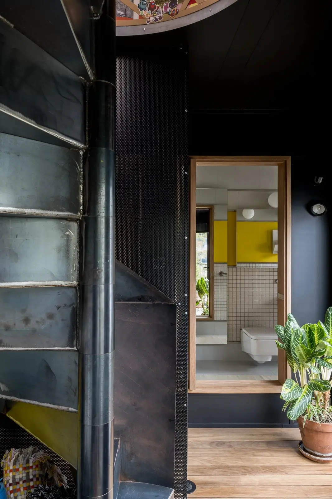 伦敦独特黑色设计公寓 | 古典与现代的完美融合-12