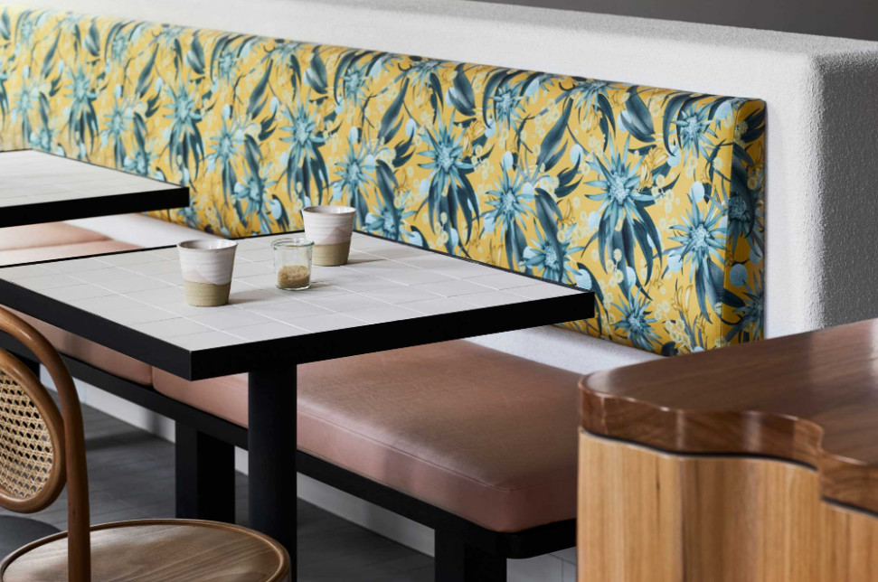 金色的;金黄色的;金的;金制的-144