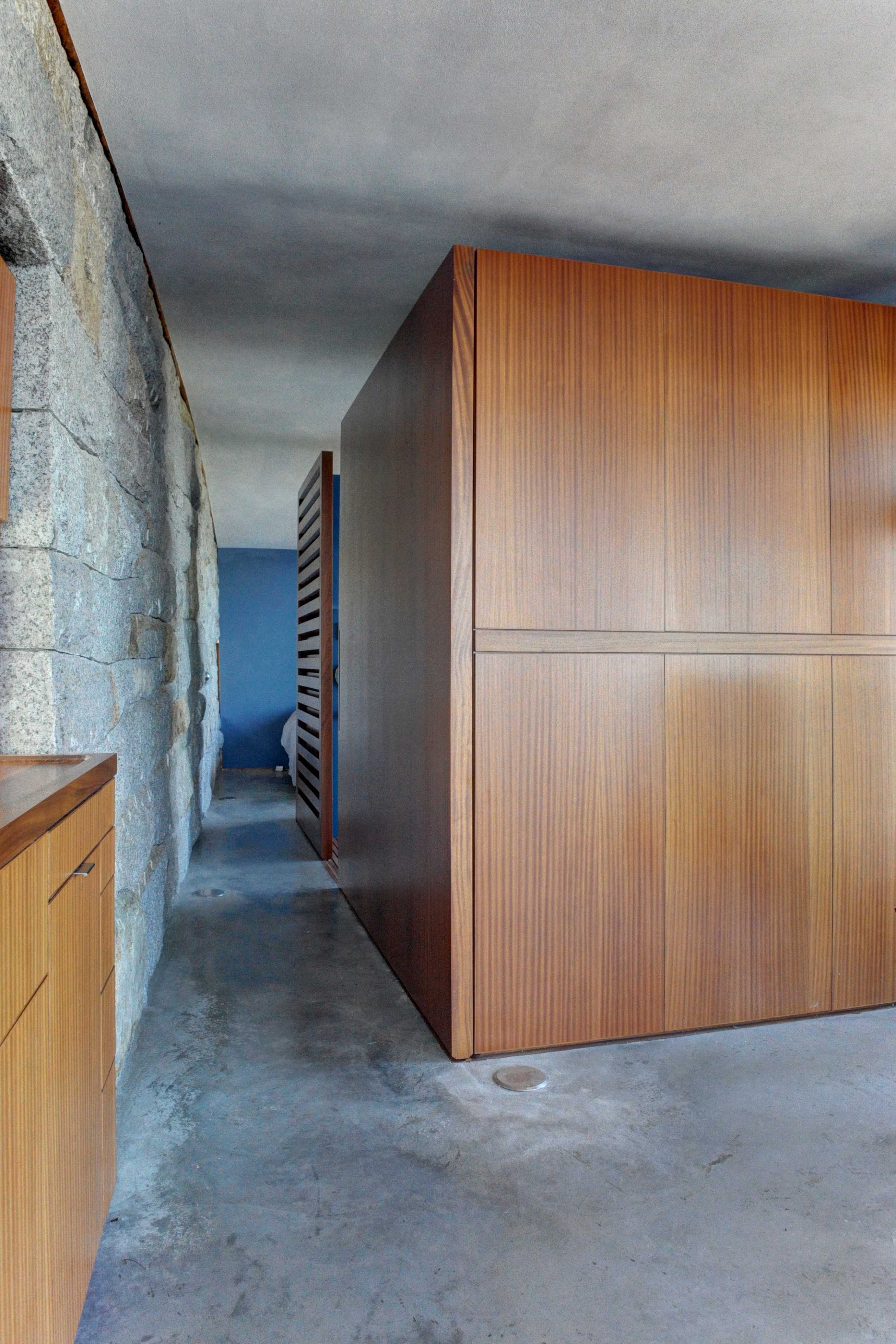 悬崖之上的绿色泳池住宅-18