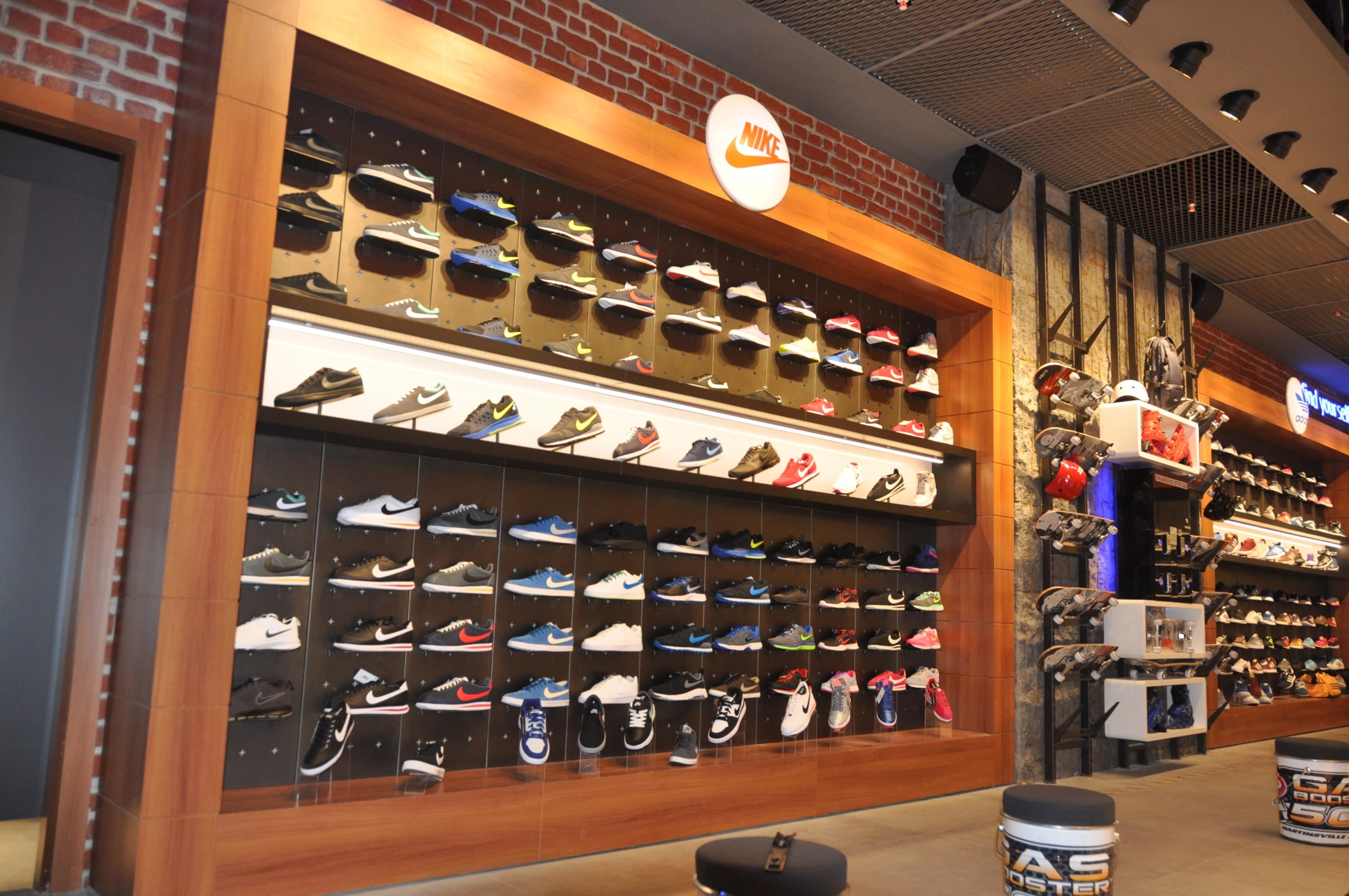 街头运动旗舰店-20