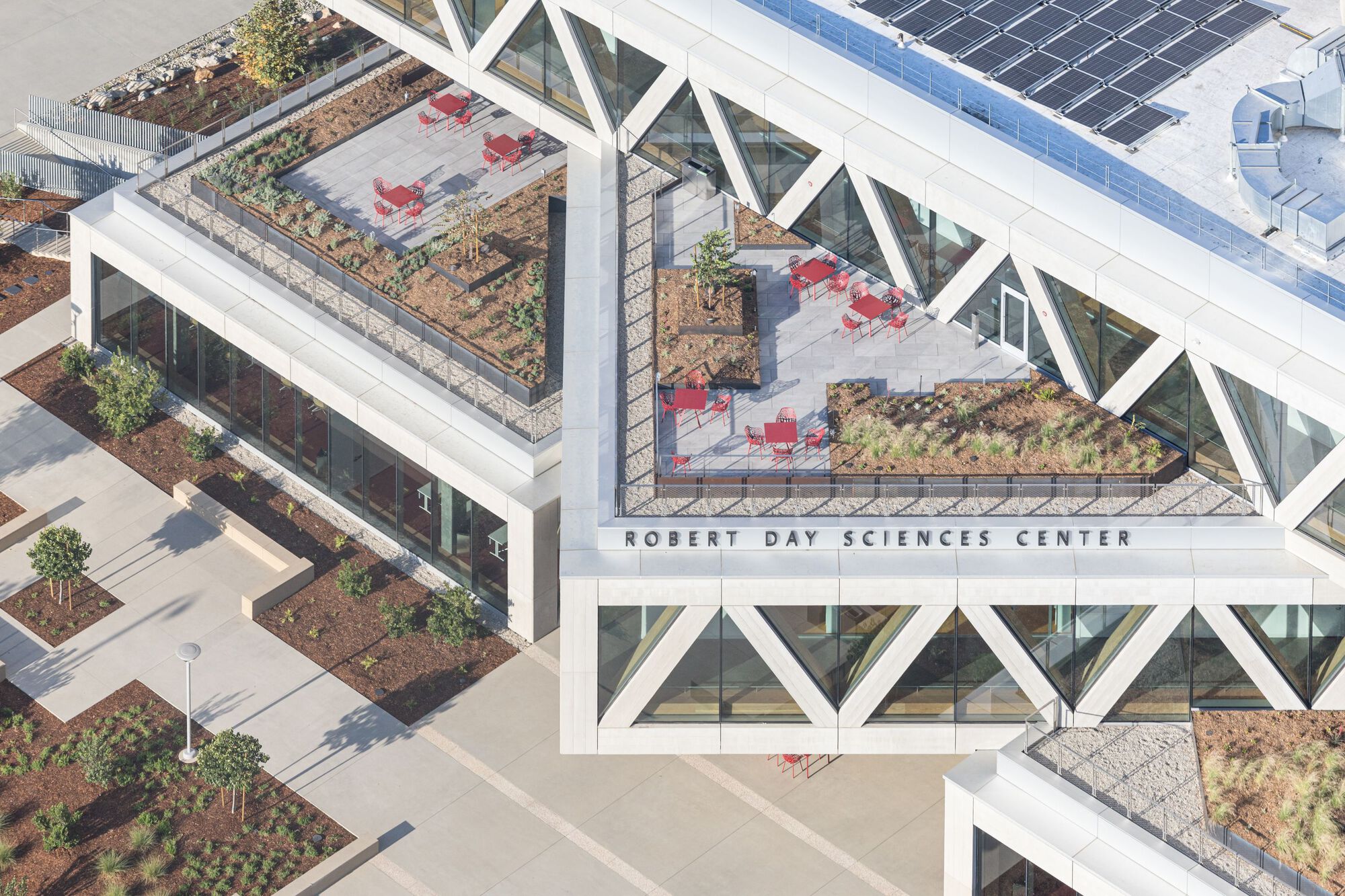 Claremont McKenna College Robert Day Sciences Center / BIG-56