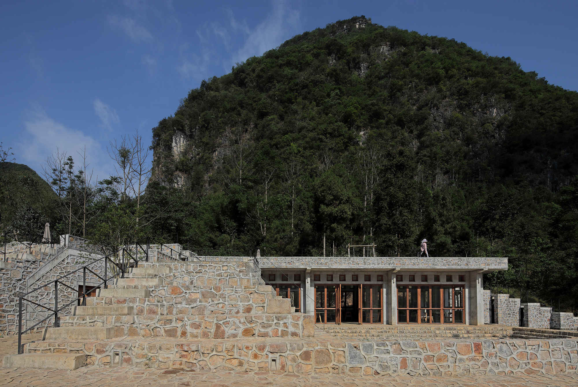 Camping Service Center in Louna / Atelier Li Xinggang-37