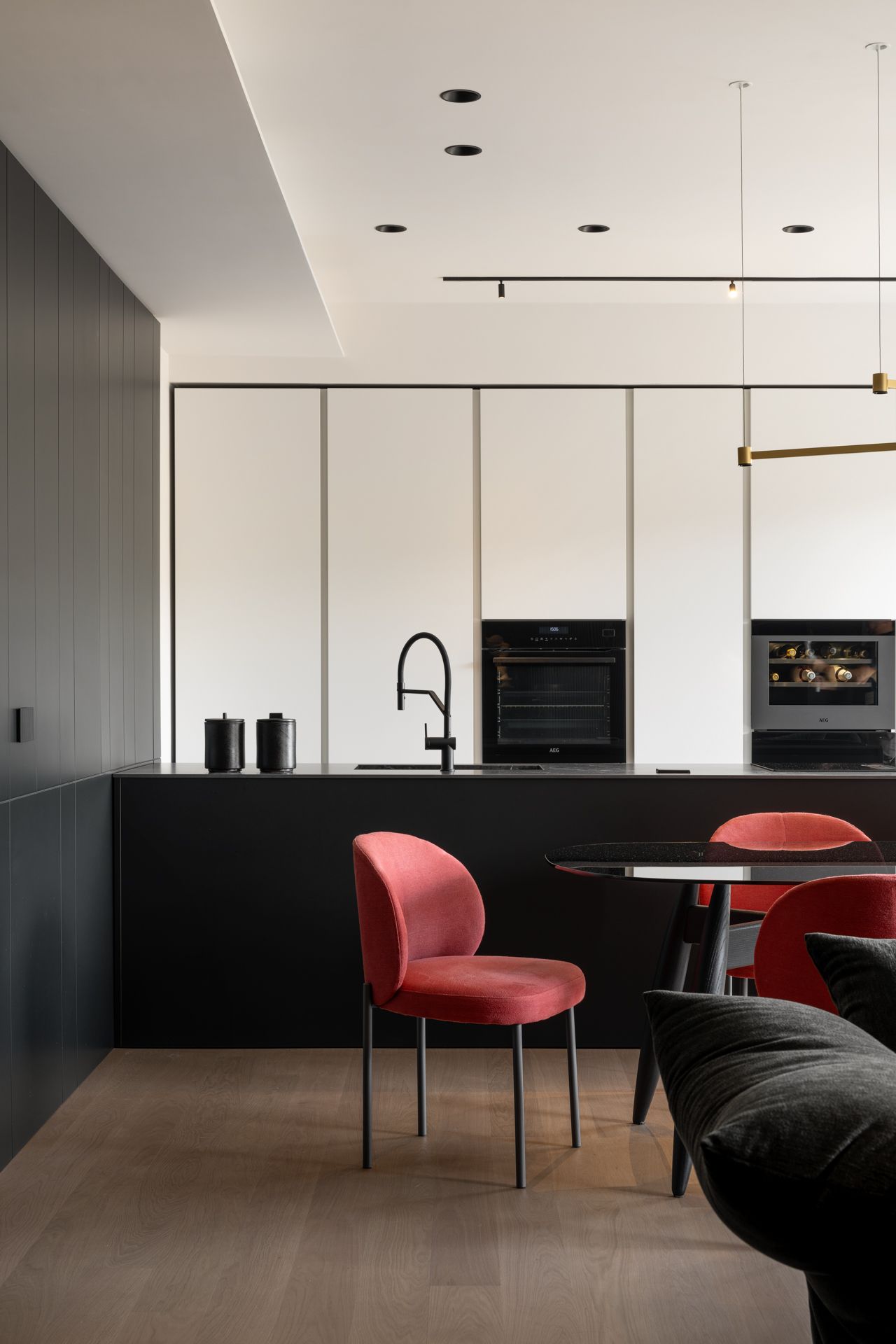 那不勒斯现代黑色调开放空间设计丨意大利那不勒斯丨建筑师Maurizio Vesce-13