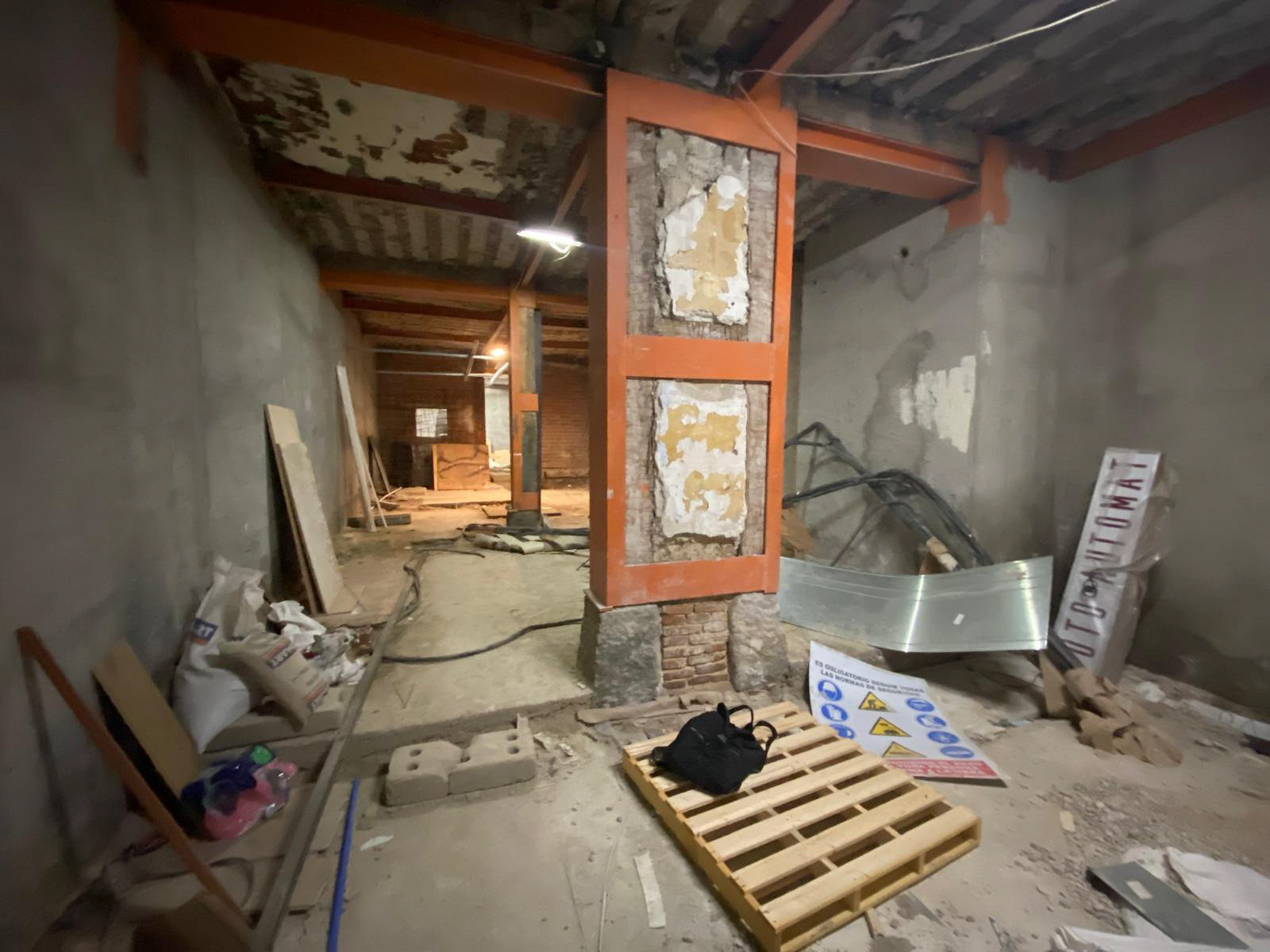 马德里社交俱乐部（注：在西班牙语里，la是定冠词，social有社交的意思 ，Madrid是马德里，LA SOCIAL MADRID有可能是马德里当地一个社交俱乐部之类的名称，这只是基于常见情况的推测） 丨西班牙马德里-9