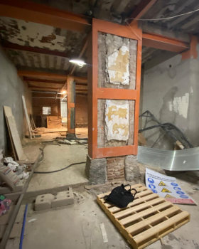 马德里社交俱乐部（注：在西班牙语里，la是定冠词，social有社交的意思 ，Madrid是马德里，LA SOCIAL MADRID有可能是马德里当地一个社交俱乐部之类的名称，这只是基于常见情况的推测） 丨西班牙马德里