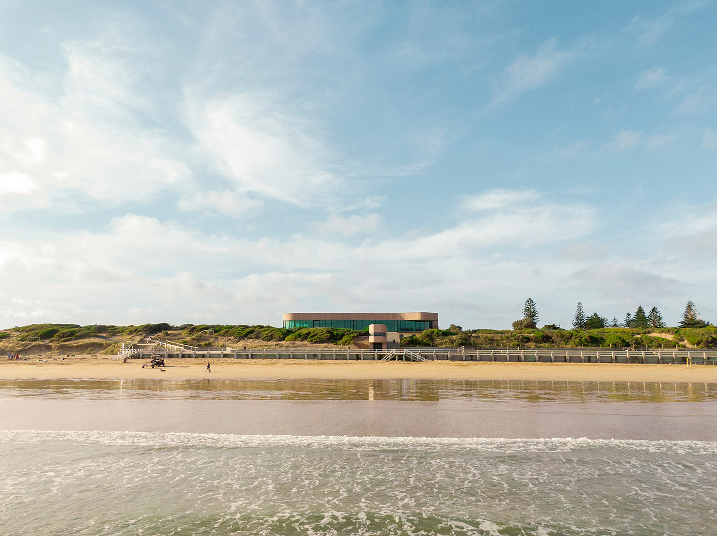 澳大利亚海岸线上的曲线木质建筑——Ocean Grove Surf Life Saving Club-33