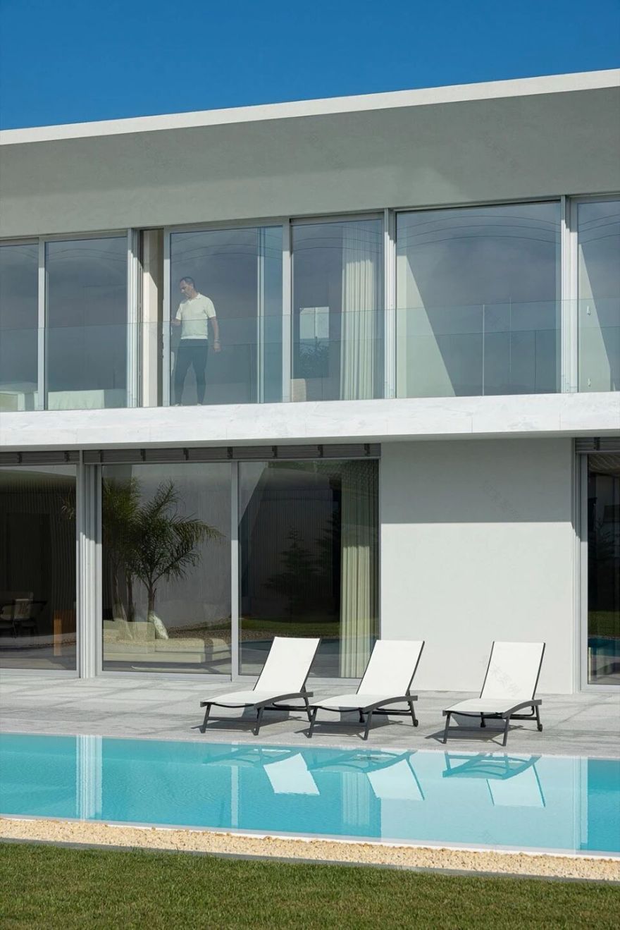 以自然采光与户外空间为核心 极简白色住宅 Arquitetura501-32