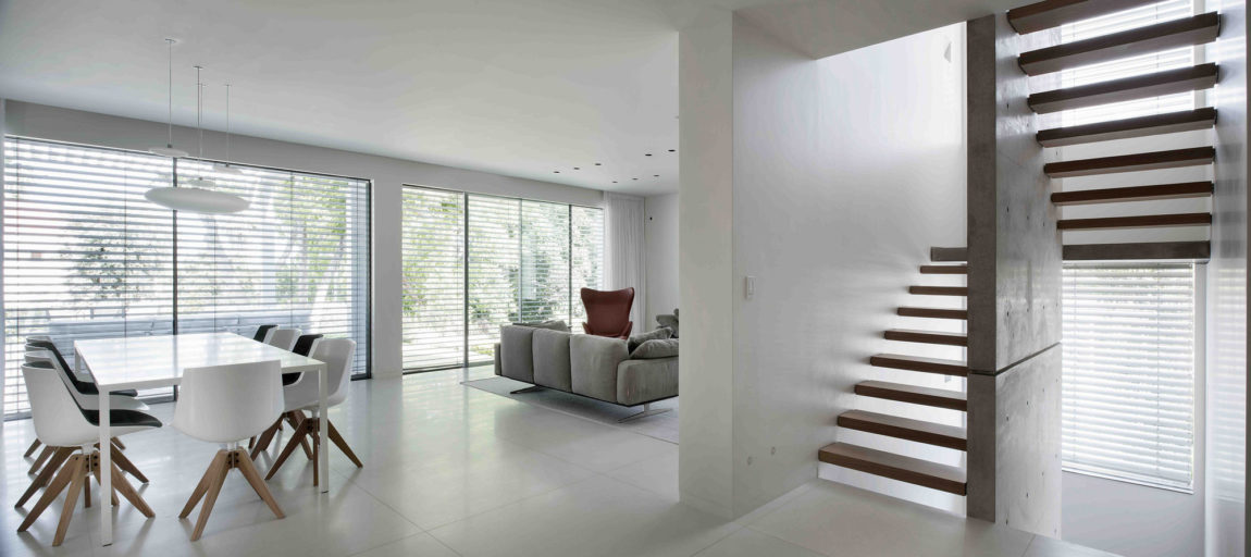 以色列 Kfar Shmaryahu 极简铝制住宅，室内外无缝连接-8