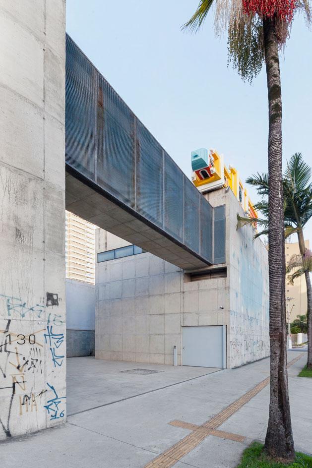 皮拉尔·昆特罗斯在圣保罗的“颠覆”钟楼装置艺术-19