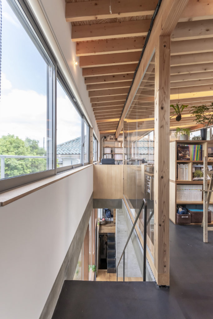 丘の途中に立つ家開放的で庭の一部のようなコンクリート造の空間に住む | Architecture | 100%LiFE-15