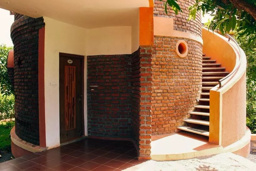 印度农场森林中的红砖城堡度假村-33