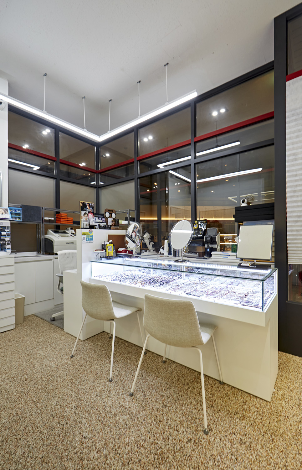 韩国 7 坪小型眼镜店，照明设计打造视觉焦点-11