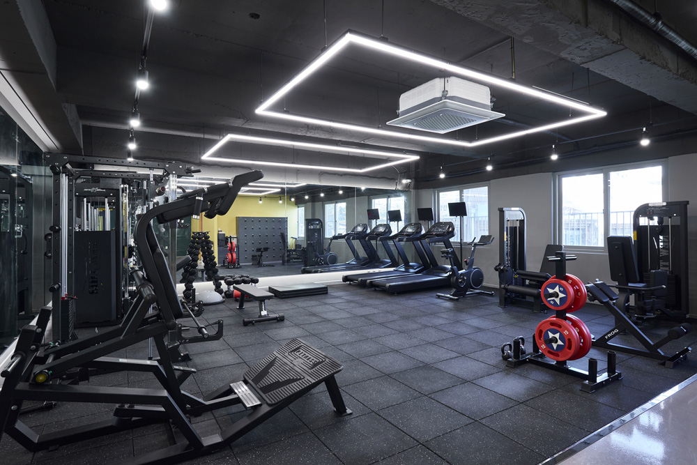 “韩国 YFIT 健身中心，色彩斑斓的室内设计引人注目”-5