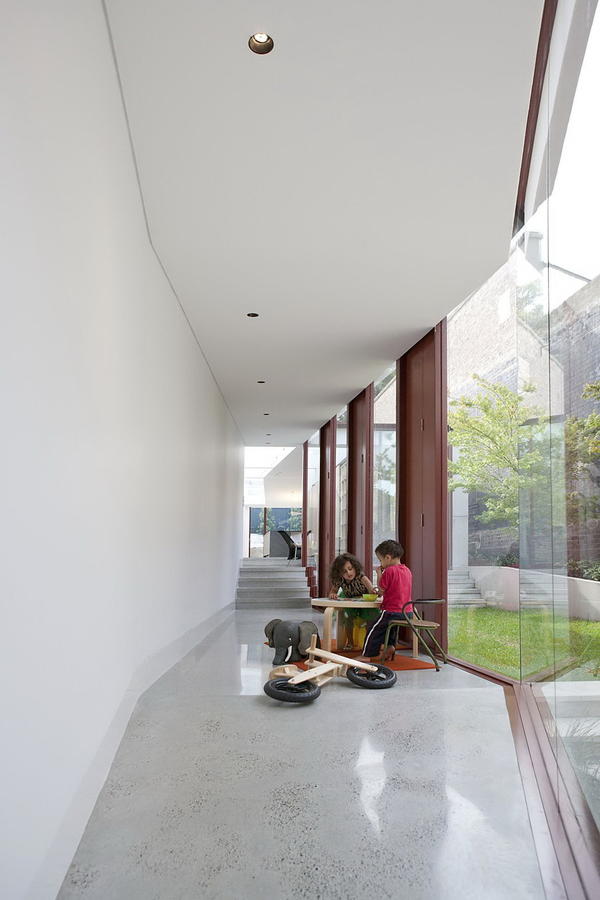 绿意环绕的 CO-AP 紧凑别墅 | 玻璃与自然的完美融合-12