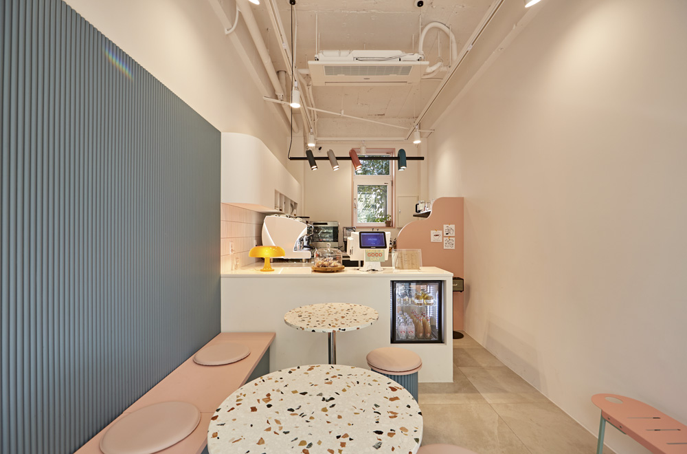 "小巧咖啡厅的精致室内设计" 或 "7 平米咖啡厅的惊喜设计"-5