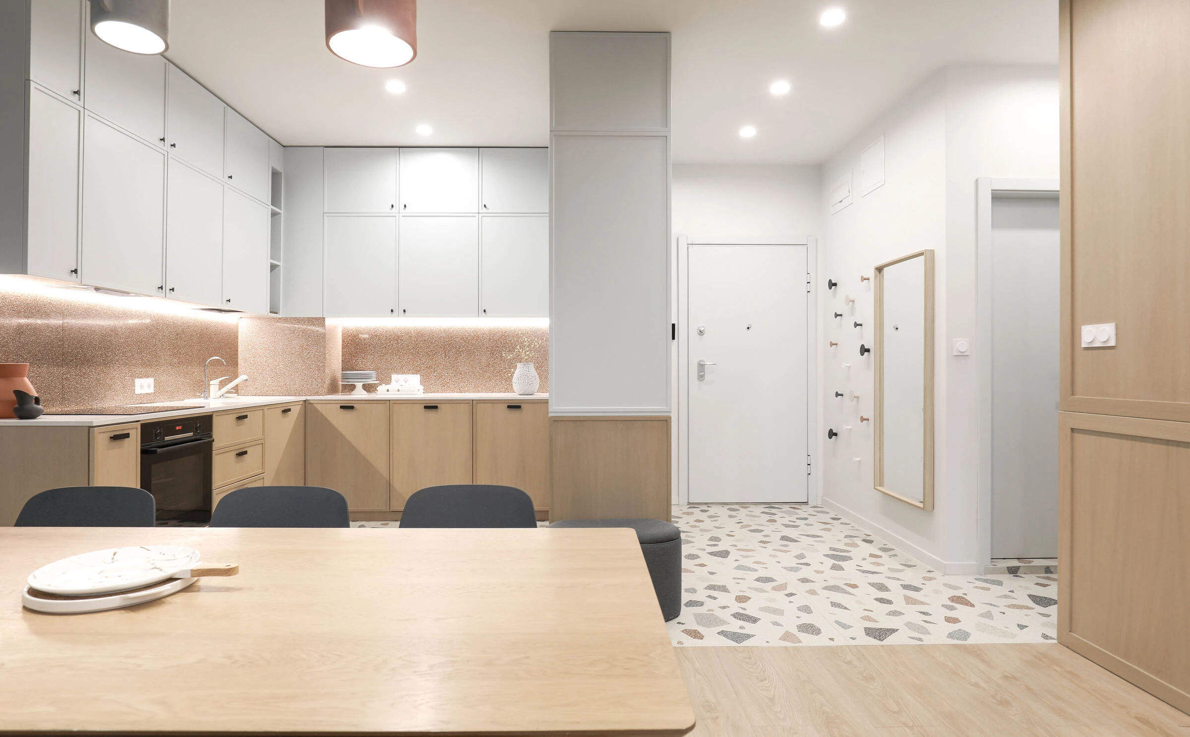 色彩项目 · 充满艺术气息的 2021 年家庭公寓设计丨保加利亚布尔加斯丨Think Forward-7