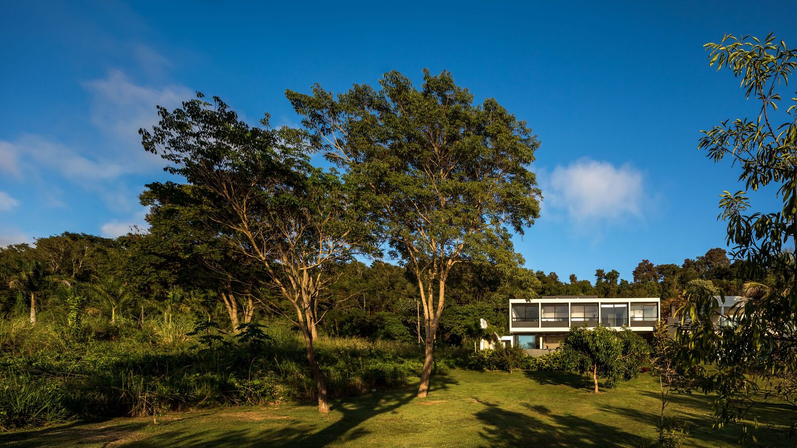 伊瓜苏河畔的绿色住宅-1