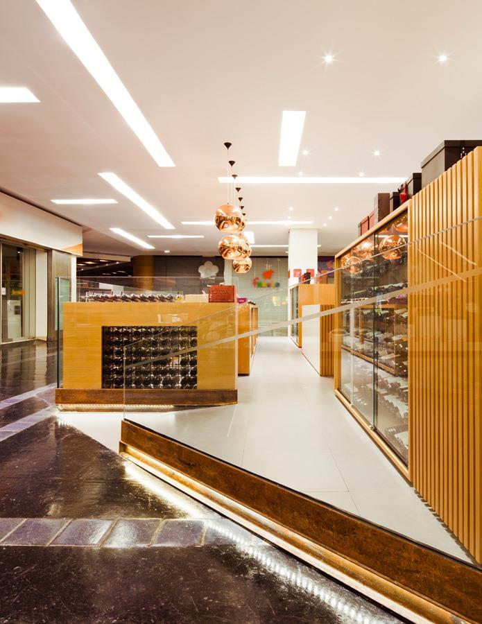 玻璃之魅 · RJ 购物中心的精致葡萄酒店设计-4