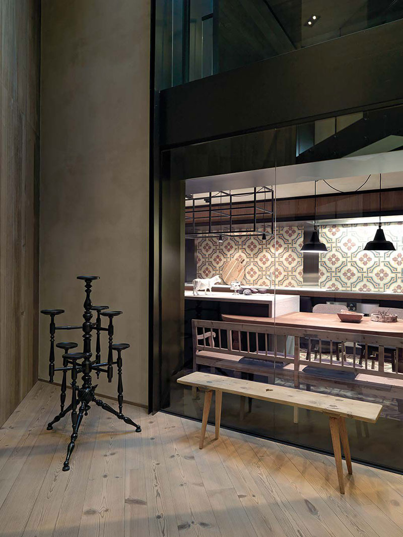 现代瑞士阿尔卑斯山滑雪坡旁小木屋-8