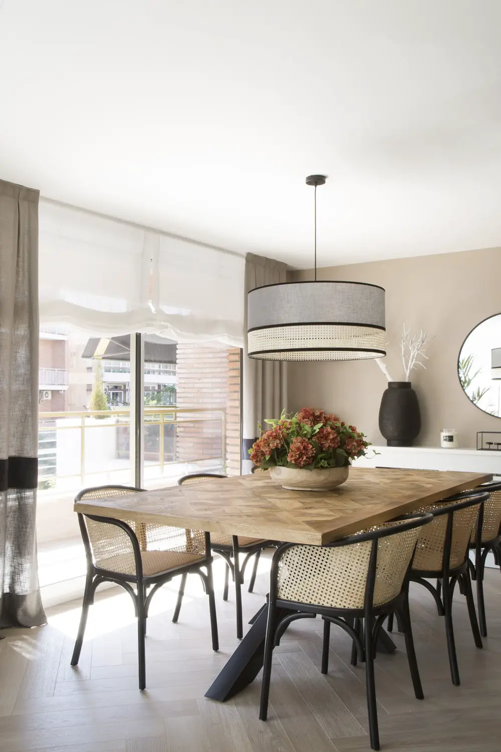 黑沙风格装点巴塞罗那家庭公寓-2