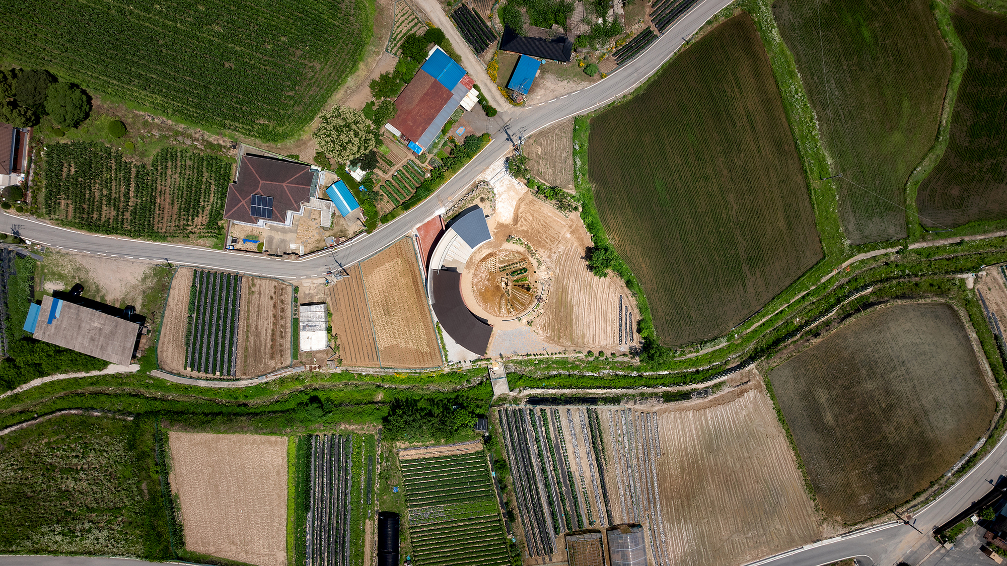 A House that Embraces Its Vegetable Garden  / sukchulmok+BRBB Architects-35