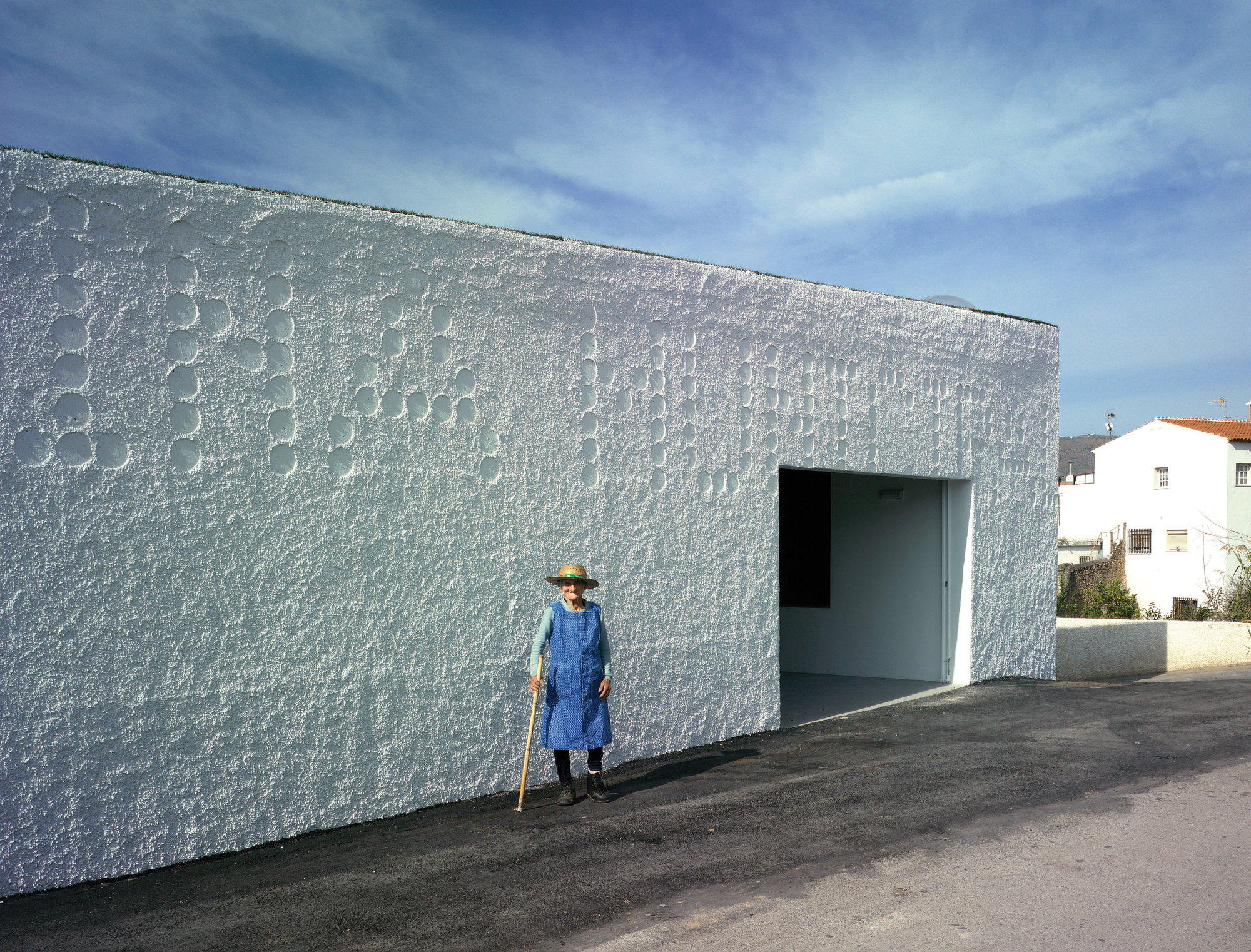 Public Pool on a Urban Artificial Valley / DJ Arquitectura-24