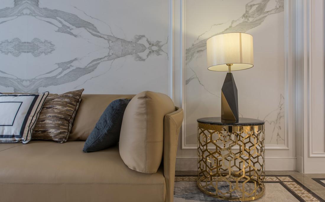 暖色调中海城市广场，金属与岩板的温馨空间-10